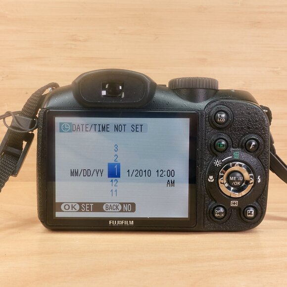 Fujifilm FinePix S1800 / Digital Camera with 18x Zoom / Black / Tested - Picture 4 of 7